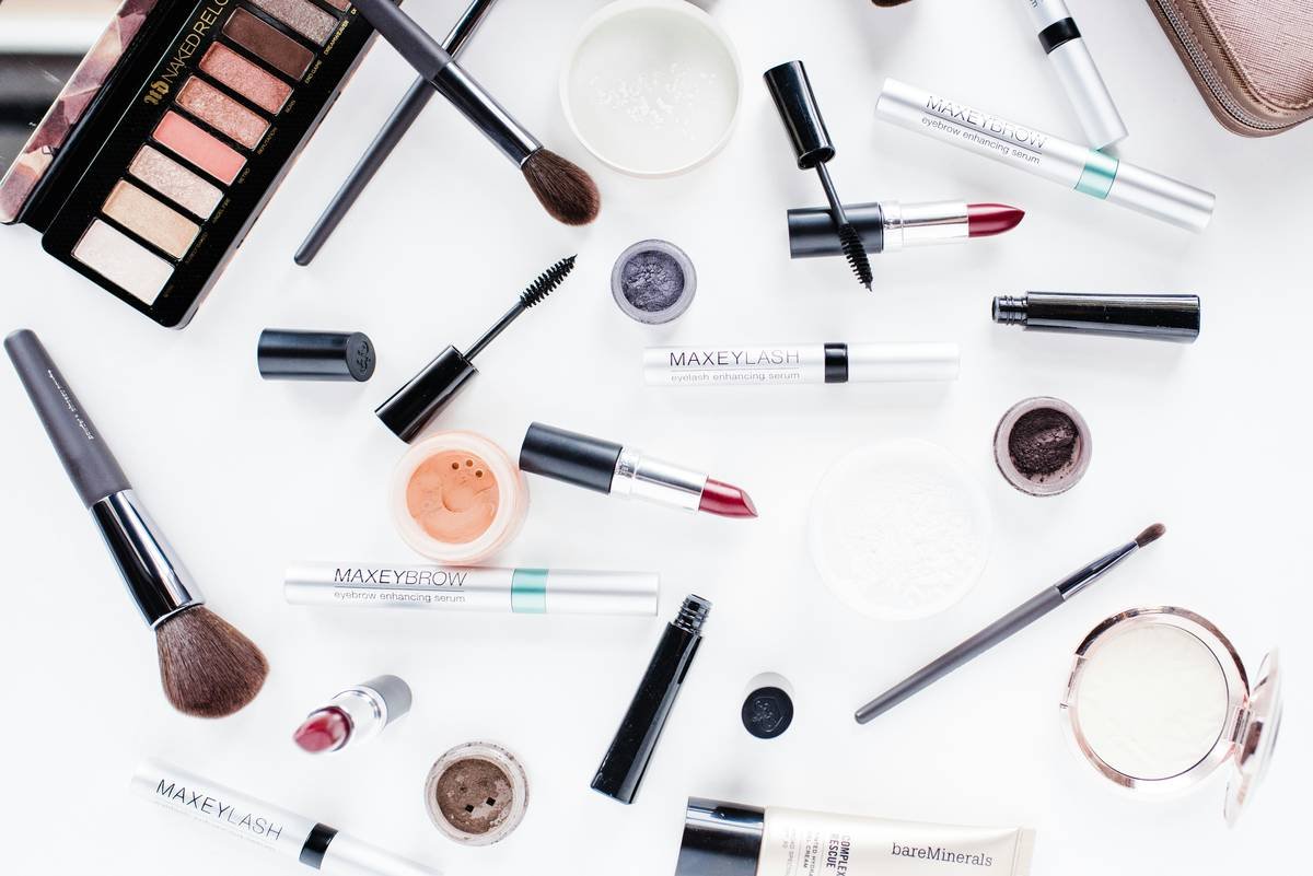 Infographic comparing ingredients in top brow setting gels: polymer types, alcohol content, and flex agents