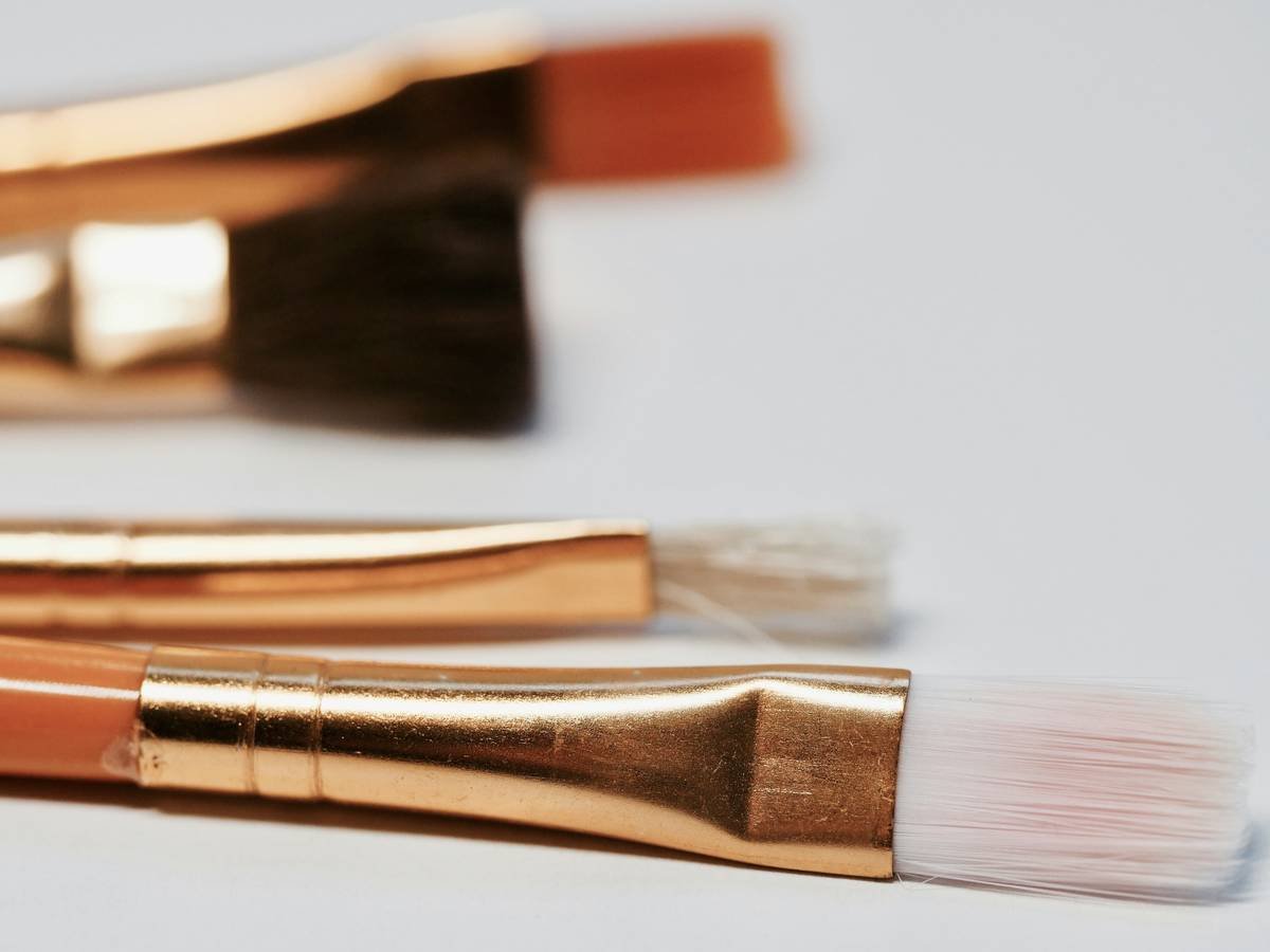 Comparison chart of clear vs. tinted brow sculpting gels showing hold strength, finish, and best use cases