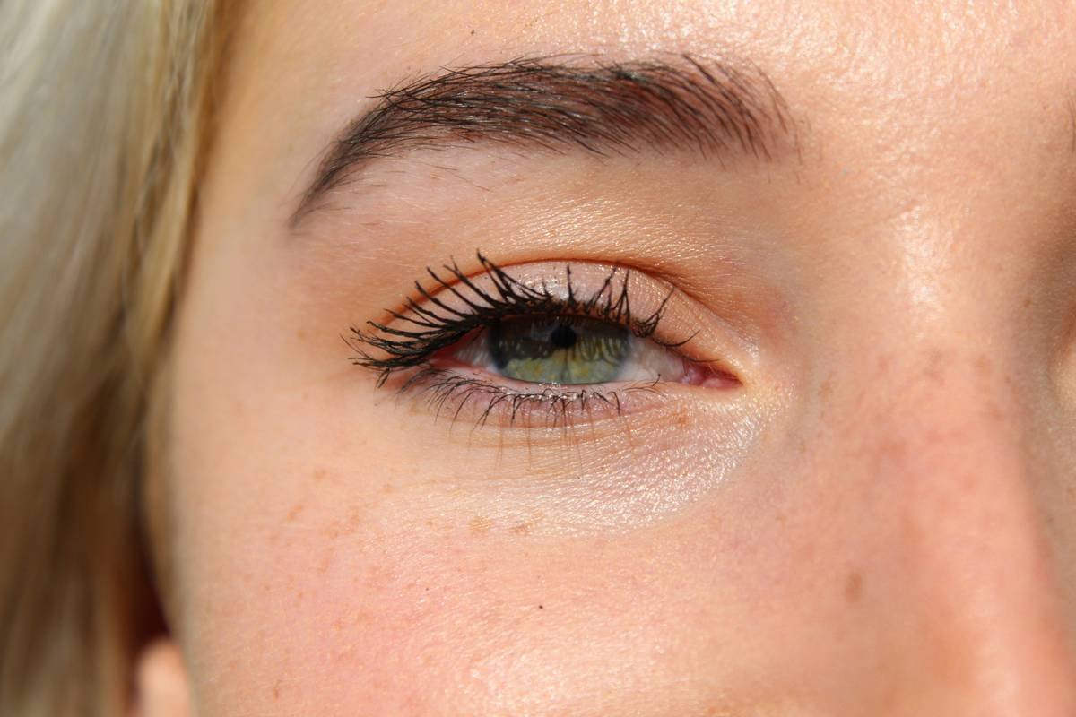 Comparison chart showing clear vs tinted brow gels: hold strength, color accuracy, flaking risk, and suitability for sensitive skin