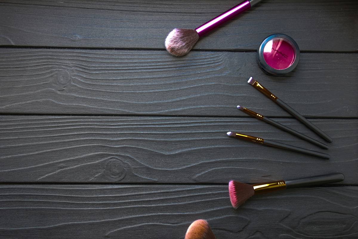 Comparison table of 5 top brow styling kits showing hold strength, finish, price, and best for brow type