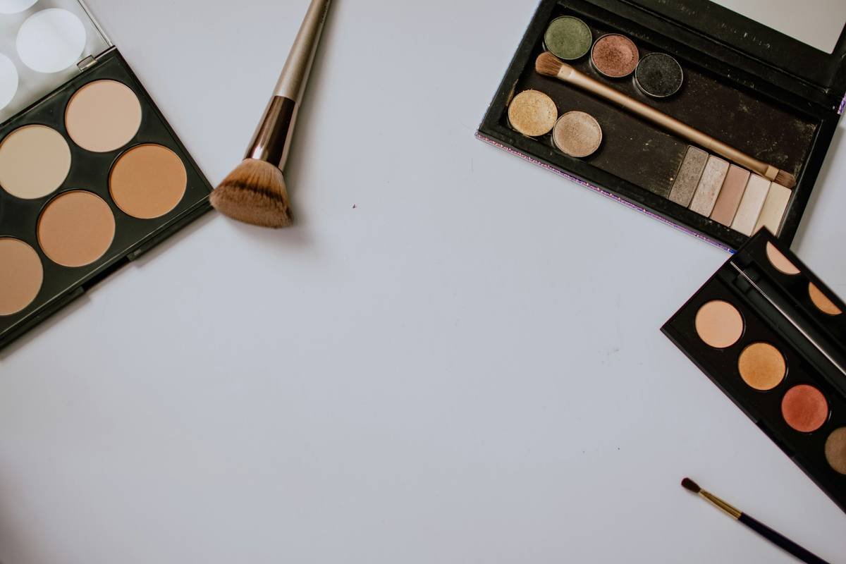 The Ultimate Guide to Eyebrow Locking Gel: Hold, Style, and Survive Your Day Without Flaking